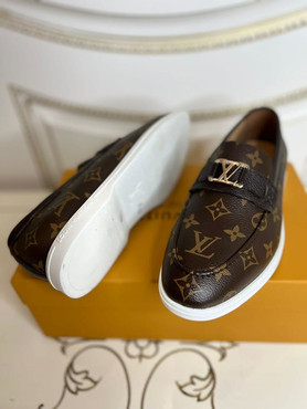 Мужские кожаные лоферы Louis Vuitton 2022-2023 коричневые с брендом