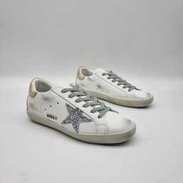 Женские кроссовки Golden Goose 2022-2023 белые с блестящей звездой