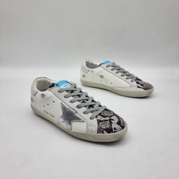 Женские кроссовки Golden Goose 2022-2023 белые с серой звездой