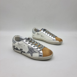 Женские кроссовки Golden Goose 2022-2023 белые с звездой и надписью