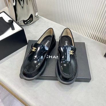 Женские кожаные лоферы Chanel 2022-2023 черные
