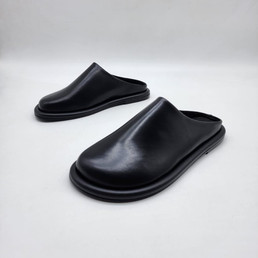 Женские кожаные шлепанцы JW Anderson 2022-2023 черные