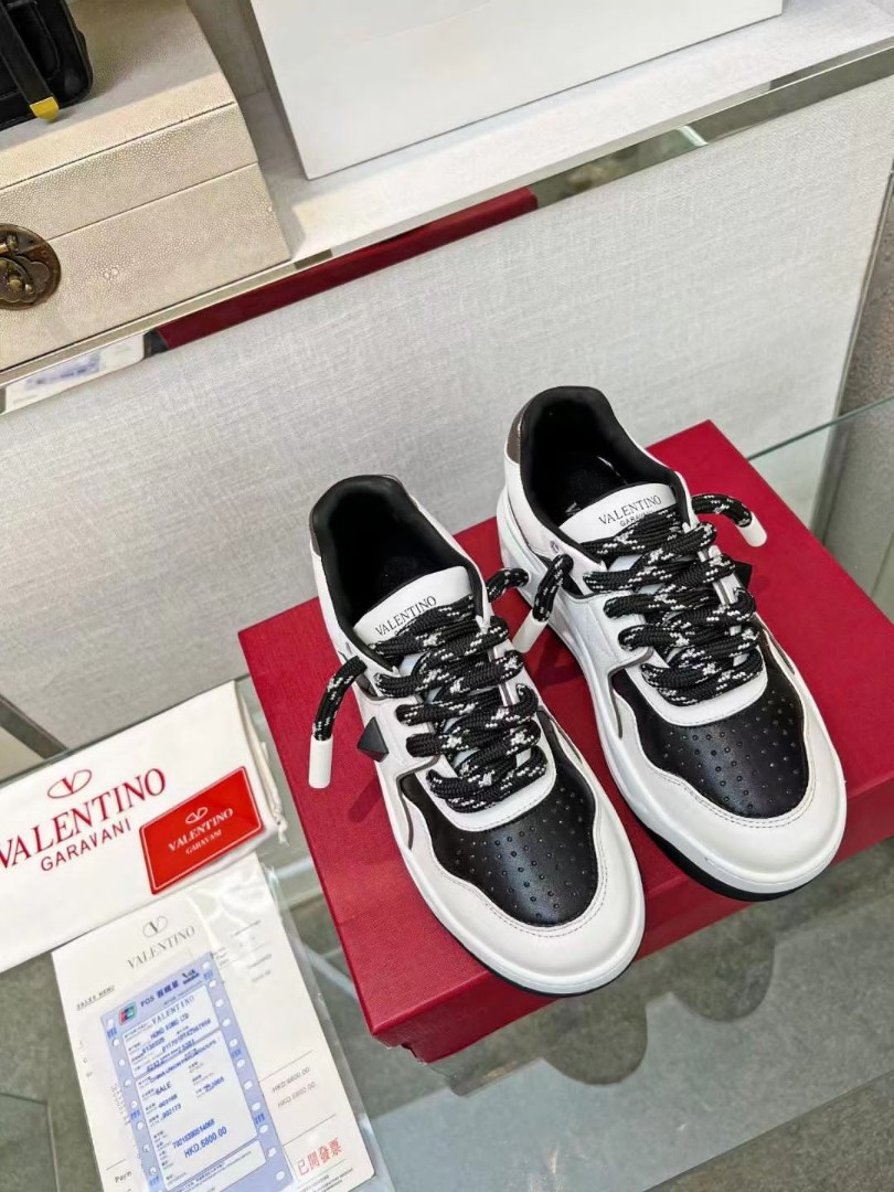 Женские кожаные кроссовки Valentino Garavani 2023-2024 белые с черным