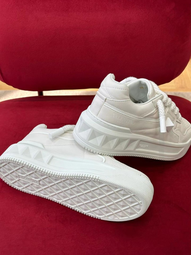 Женские кожаные кроссовки Valentino 2022-2023 белые