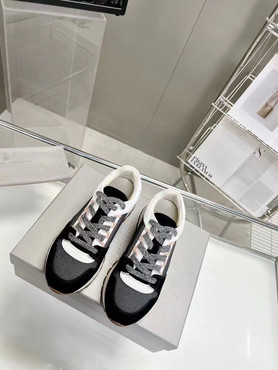 Женские комбинированные кроссовки Brunello Cucinelli 2022-2023 белые с черным и серым