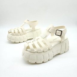 Женские кожаные сандалии Miu Miu 2022-2023 белые