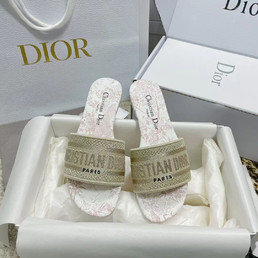 Женские текстильные шлепанцы Christian Dior 2022-2023 бежевые с розовым орнаментом