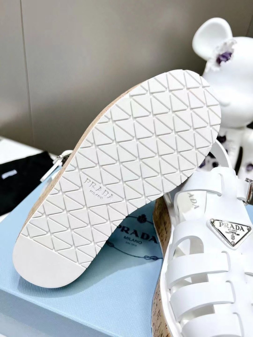 Женские кожаные сандалии Prada 2022-2023 белые
