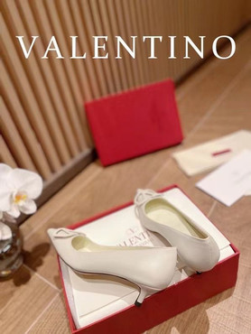 Женские кожаные туфли Valentino 2022-2023 белые