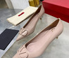 Женские кожаные туфли Valentino 2022-2023 бежевые