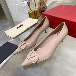 Женские кожаные туфли Valentino 2022-2023 бежевые