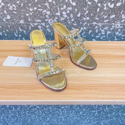 Женские кожаные босоножки Valentino 2022-2023 золотые