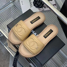 Женские кожаные шлепанцы Chanel 2022-2023 бежевые