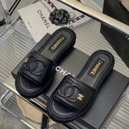 Женские кожаные шлепанцы Chanel 2022-2023 черные