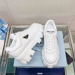 Женские кожаные кроссовки Prada 2022-2023 белые с эмблемой