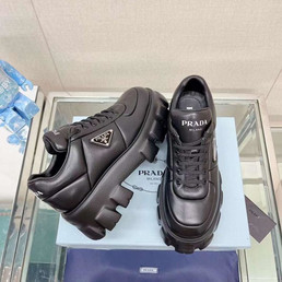 Женские кожаные кроссовки Prada 2022-2023 черные с эмблемой