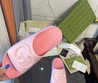Женские полиуретановые шлепанцы Gucci 2022-2023 розовые