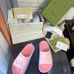 Женские полиуретановые шлепанцы Gucci 2022-2023 розовые