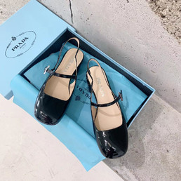 Женские лакированные туфли Prada 2022-2023 черные