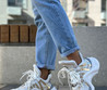 Женские комбинированные кроссовки Louis Vuitton Archlight 2022-2023 белые с серым и золотыми вставками