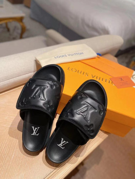 Женские кожаные шлепанцы Louis Vuitton 2022-2023 черные с логотипом