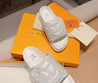 Женские кожаные шлепанцы Louis Vuitton 2022-2023 белые с логотипом