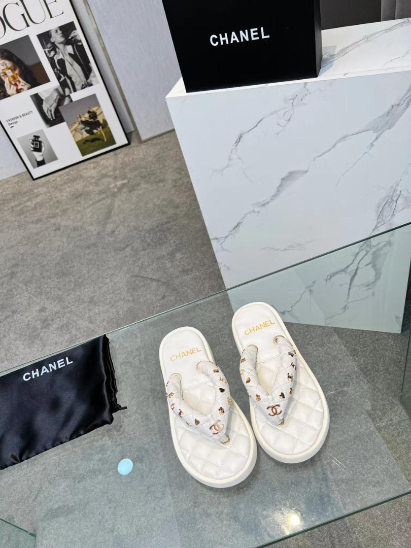 Женские кожаные шлепанцы Chanel 2022-2023 белые