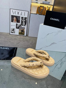 Женские кожаные шлепанцы Chanel 2022-2023 желтые