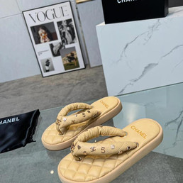 Женские кожаные шлепанцы Chanel 2022-2023 желтые