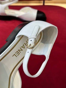 Женские кожаные туфли Chanel 2022-2023 белые с черным носом
