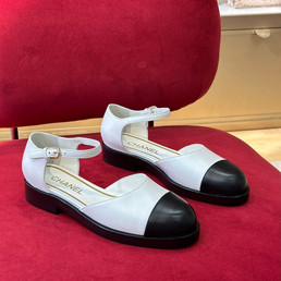 Женские кожаные туфли Chanel 2022-2023 белые с черным носом