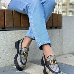 Женские текстильные лоферы Gucci 2022-2023 серые с орнаментом