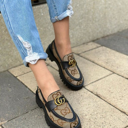 Женские текстильные лоферы Gucci 2022-2023 бежевые с орнаментом и черной окантовкой