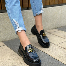 Женские кожаные лоферы Gucci 2022-2023 черные лакированные