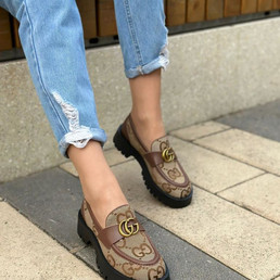 Женские текстильные лоферы Gucci 2022-2023 бежевые с коричневым орнаментом