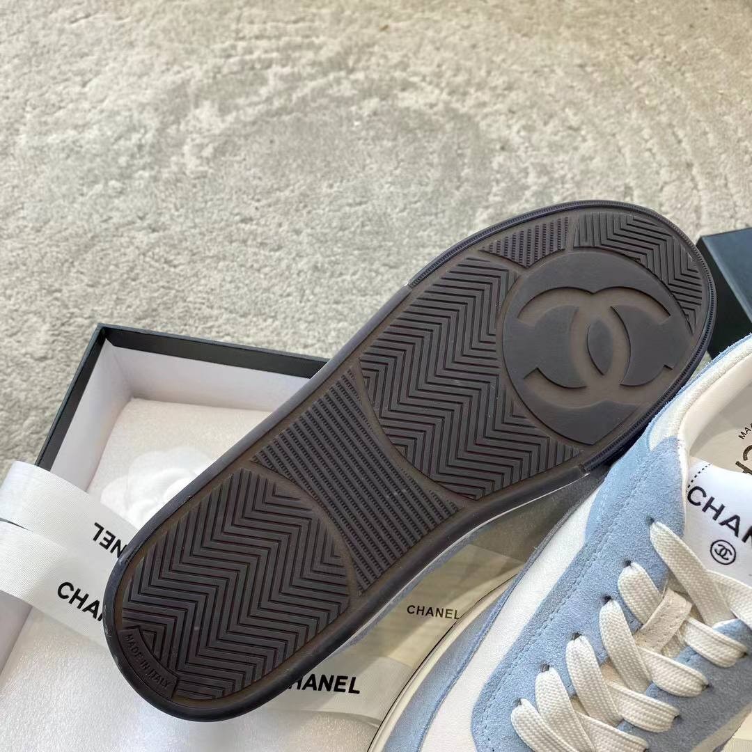 Женские замшевые кроссовки Chanel 2022-2023 белые с голубым