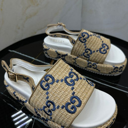Женские плетёные сандалии Gucci 2022-2023 бежевые с синим рисунком