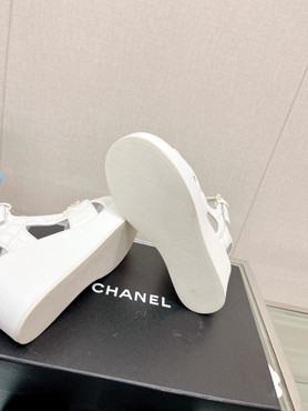 Женские кожаные босоножки Chanel 2022-2023 белые