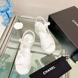 Женские кожаные босоножки Chanel 2022-2023 белые