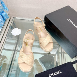 Женские кожаные босоножки Chanel 2022-2023 бежевые