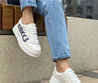 Женские кожаные кроссовки Gucci 2022-2023 белые с синей брендовой надписью