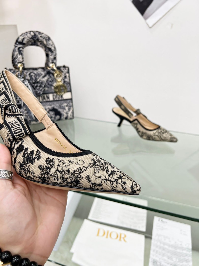 Женские текстильные туфли Christian Dior 2023-2024 бежевые с черным рисунком