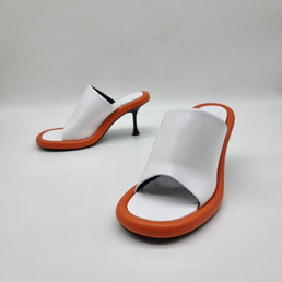 Женские кожаные туфли JW Anderson 2023-2024 белые с оранжевым