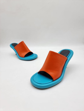 Женские кожаные туфли JW Anderson 2023-2024 голубые с оранжевым