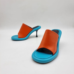 Женские кожаные туфли JW Anderson 2023-2024 голубые с оранжевым