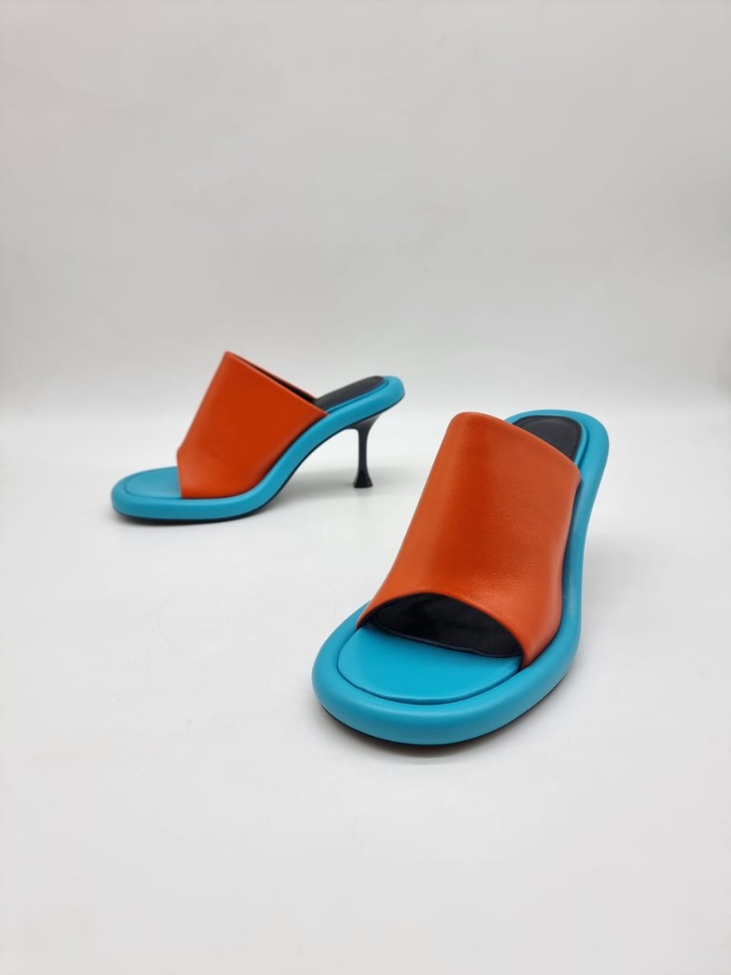 Женские кожаные туфли JW Anderson 2023-2024 голубые с оранжевым