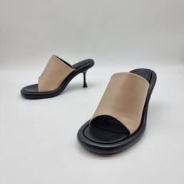 Женские кожаные туфли JW Anderson 2023-2024 черные с бежевым
