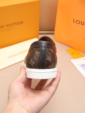 Мужские кожаные лоферы Louis Vuitton 2023-2024 коричневые с логотипом