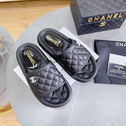 Женские резиновые шлепанцы Chanel 2023-2024 черные