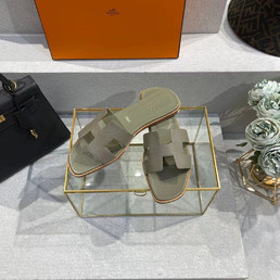 Женские кожаные шлепанцы Hermes 2023-2024 серые